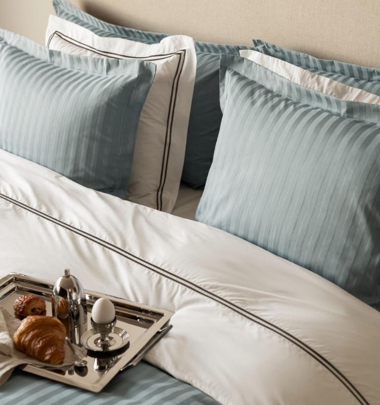 Funda nórdica doble en satén de algodón azul claro