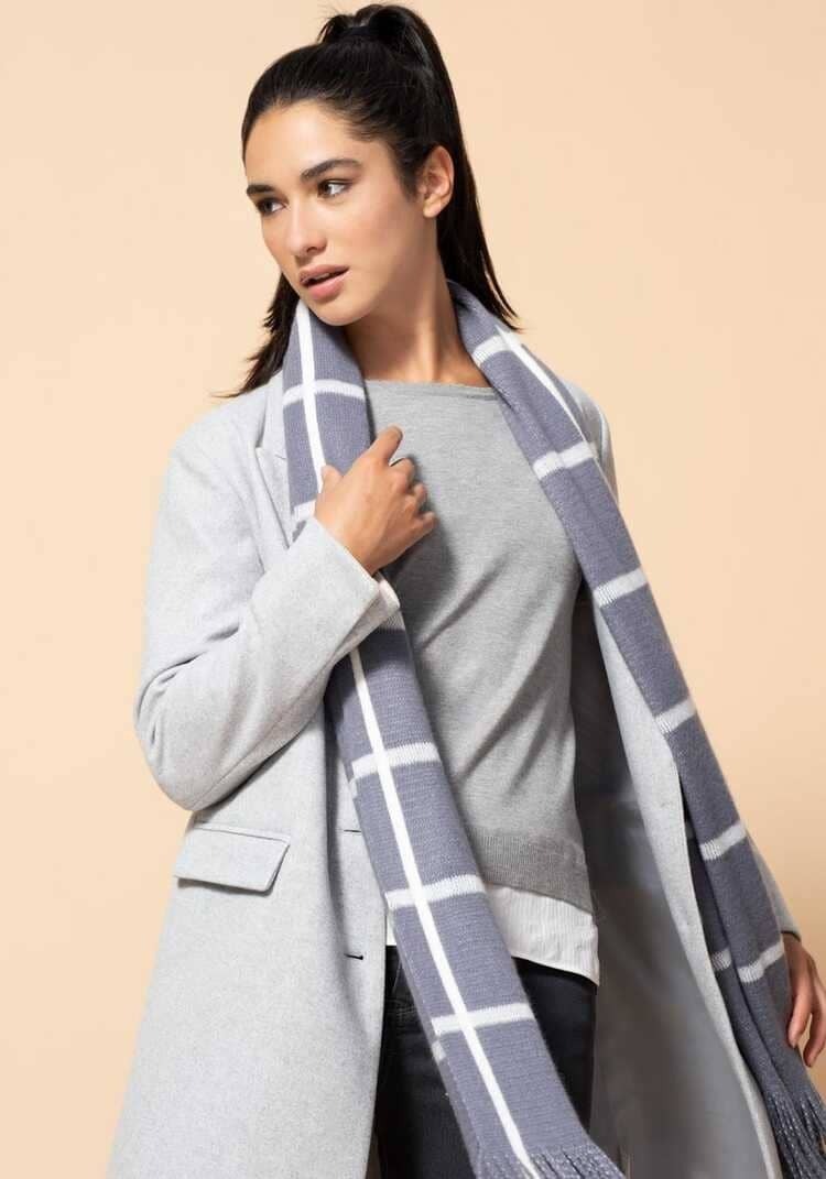 Look de pantalón, bufanda y zapatos