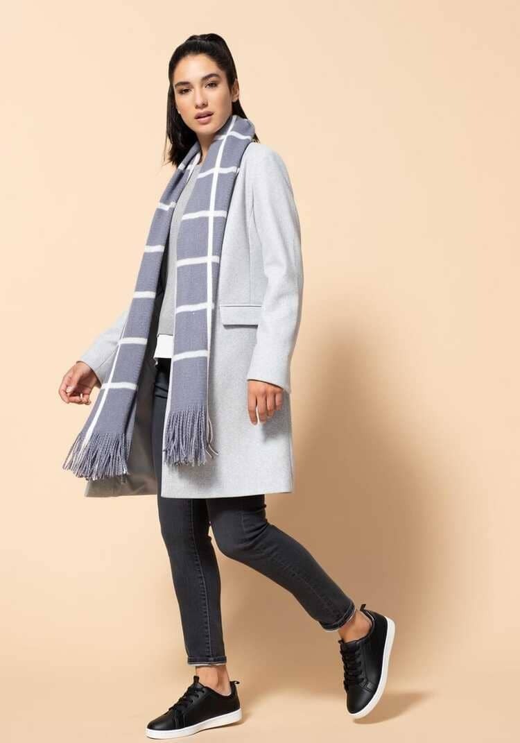 Look de pantalón, bufanda y zapatos