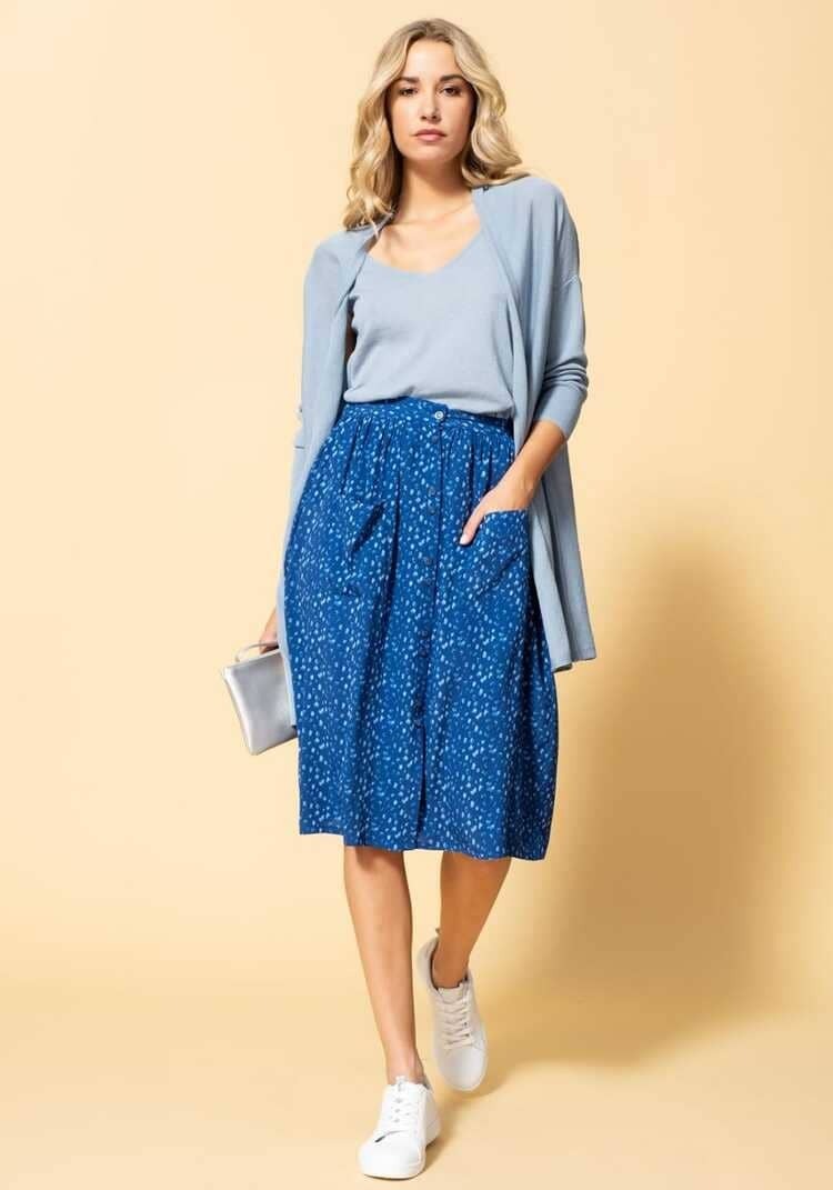 Look de chaqueta de punto, jersey de tirantes y zapatos Mery Turiel