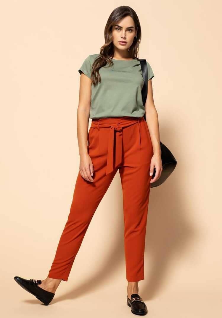 Look de pantalón fluido y mocasines