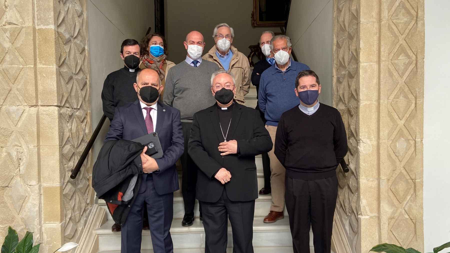 Foto tras la firma de la donación para la restuaración de la iglesia de San Dionisio