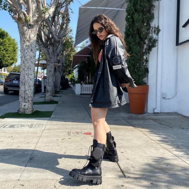 Rosalía con botas militar y suela track de la firma Prada 