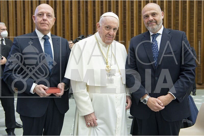 El Papa Francisco, con los representantes de la junta de gobierno de la Esperanza de Triana