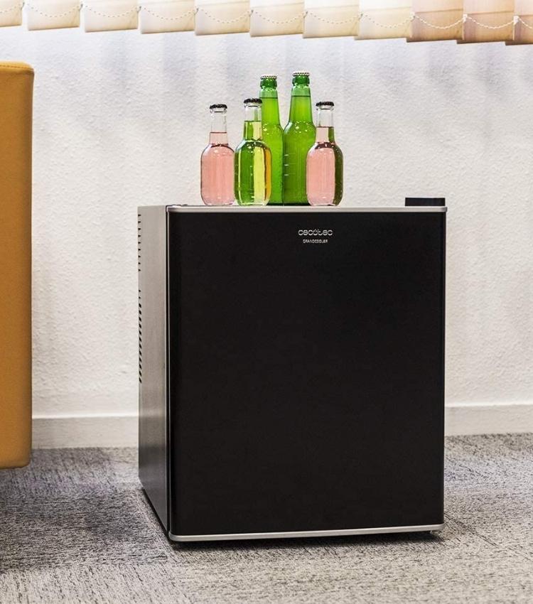 El mini bar GrandCooler 10000 Silent Black de Cecotec