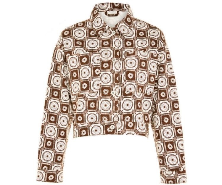 Chaqueta vaquera marrón con estampado floral