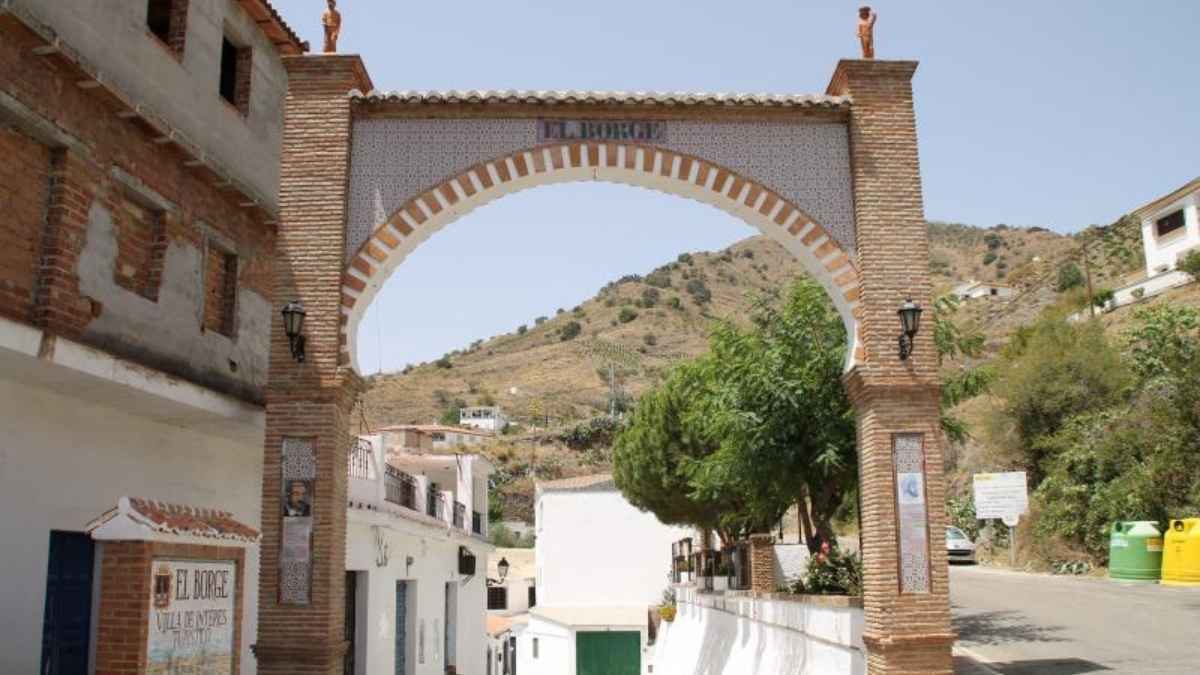 Arco de la Pasa. El Borge, Málaga
