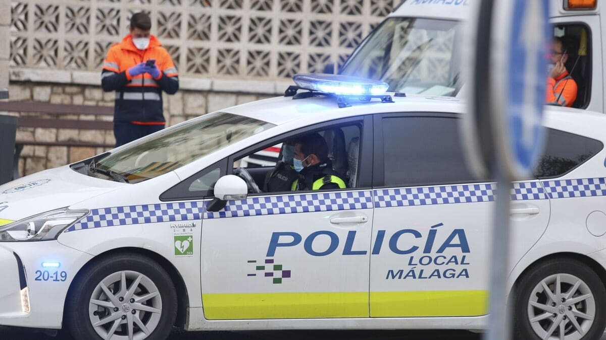 La Policía Local de Málaga tuvo que intervenir para disuadir una fiesta en la avenida Isaac Peral