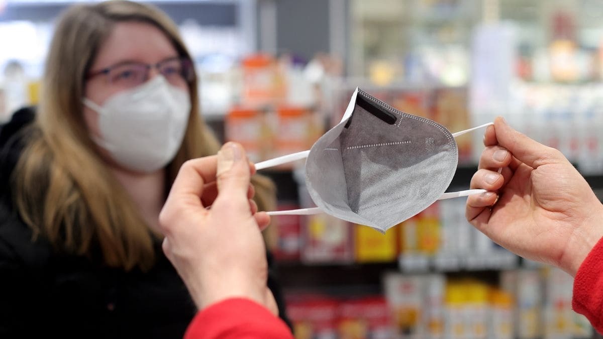 La Junta de Andalucía, contraria a eliminar las mascarillas en interiores en Semana Santa