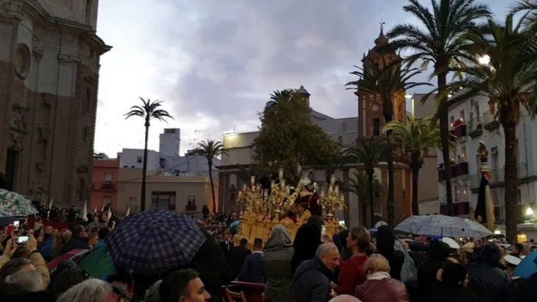 Hermandad de la Oración en el Huerto de Cádiz bajo la lluvia
