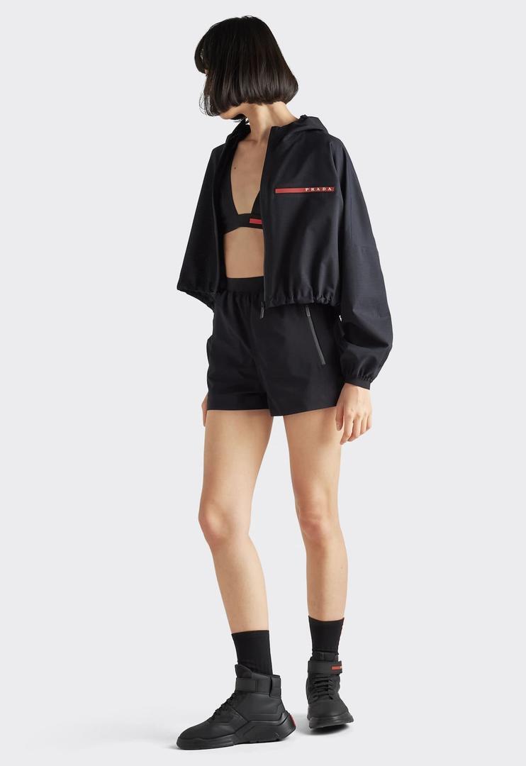 Chaqueta con capucha en bi-stretch ligero