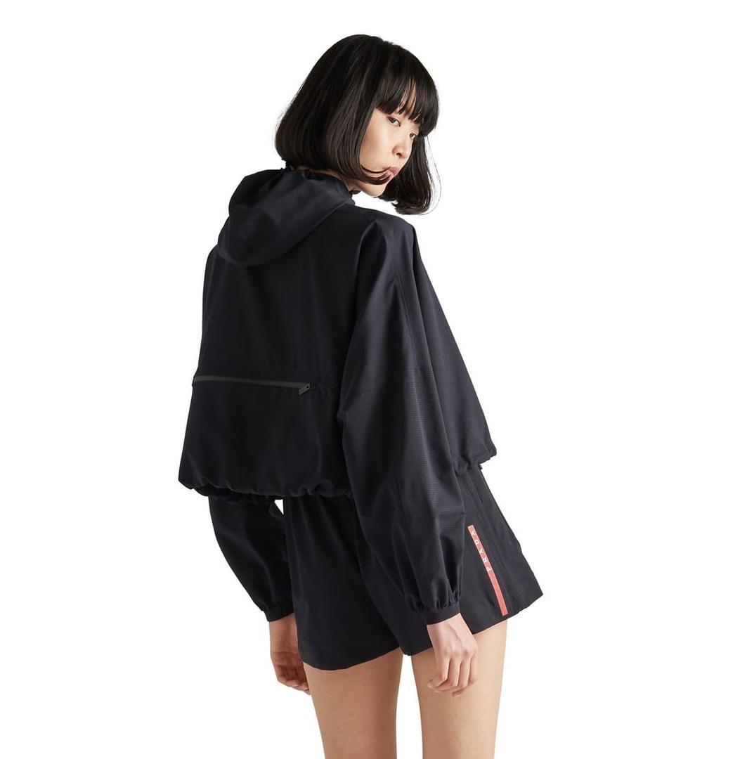 Chaqueta con capucha en bi-stretch ligero