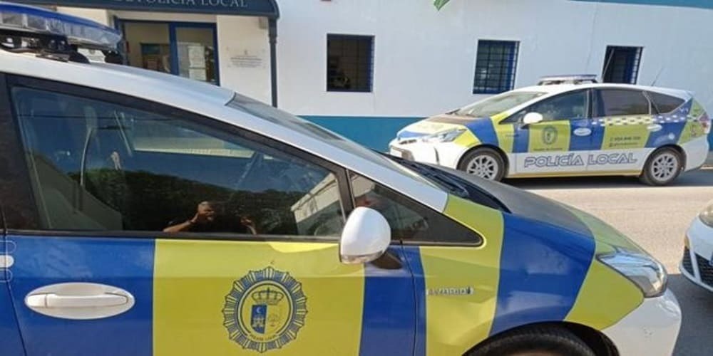 La Policía Local de La Puebla de Cazalla ha detenido a un hombre por atacar con un cuchillo a una mujer