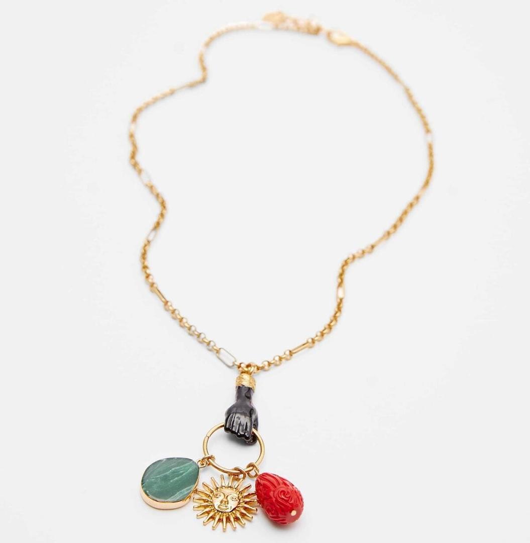Collar con amuletos