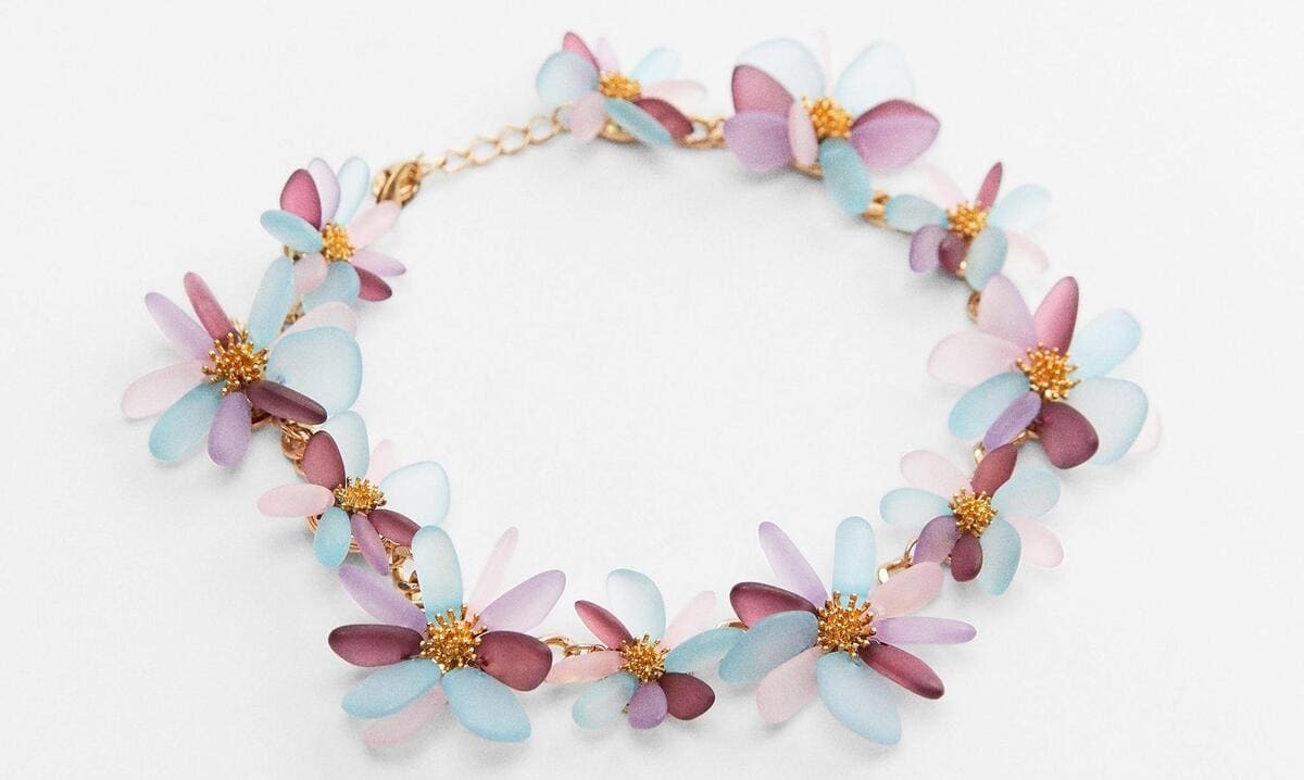 Collar con diseño de margaritas