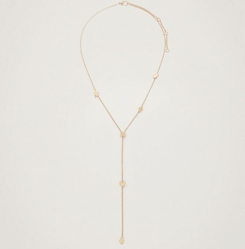 Collar dorado con diferentes charms