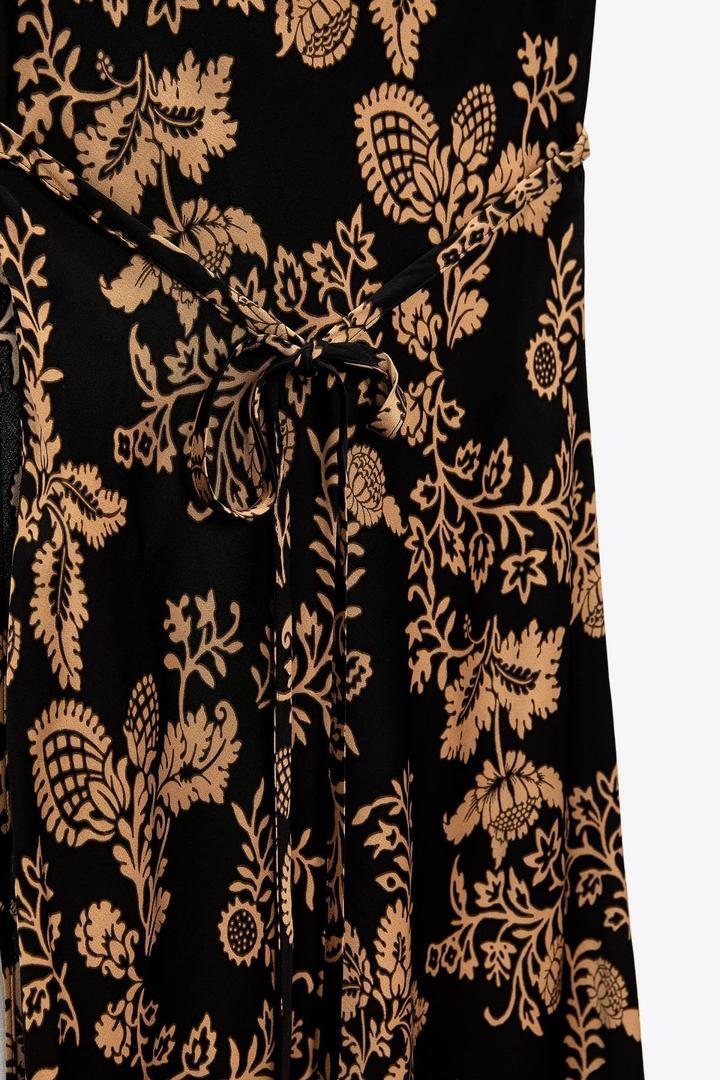 Vestido estampado de flores de Zara