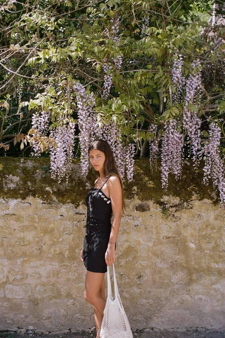 Vestido corto con abalorios