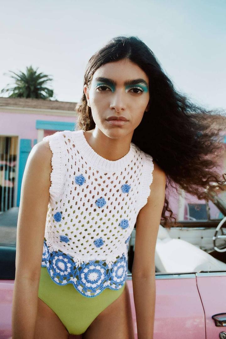 Top tejido en punto crochet con flores