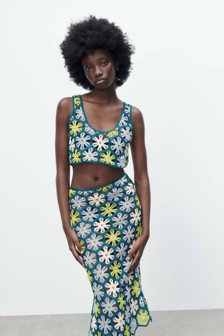 Top de tejido abierto con flores