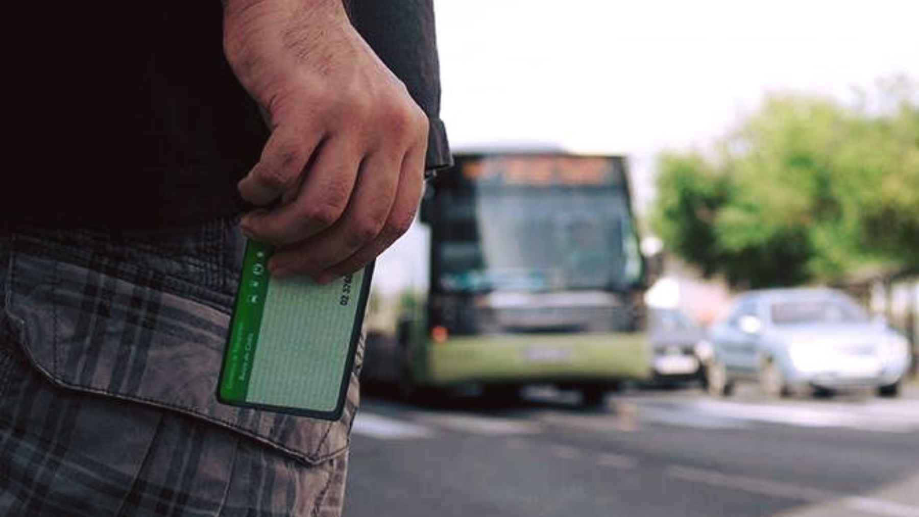 Un hombre esperando el autobús