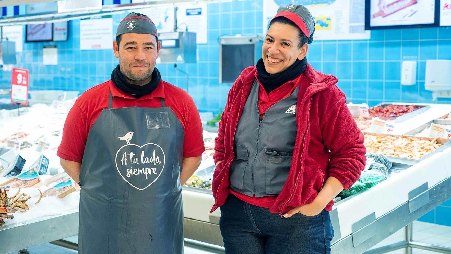 Trabajadores en la sección de pescadería de Alcampo