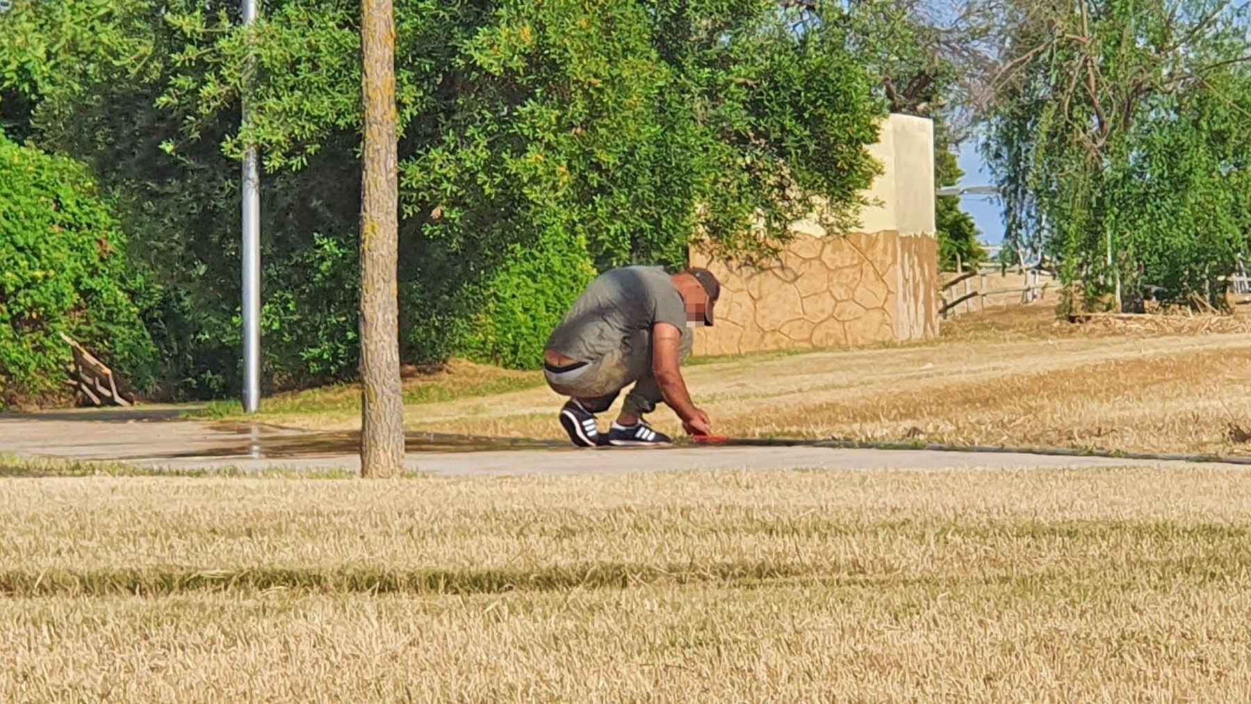 Un operario adecenta las instalaciones de la Ciudad de los Niños de Jerez | Jesús Catalán para El MIRA