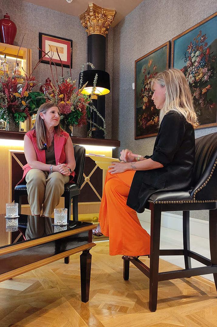 Irena García durante la entrevista de Beatriz Brazales - Noelia Herrera para El MIRA en la Casa Palacio María Luisa