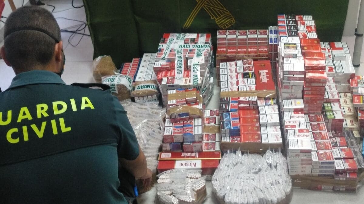 Así ocultan 880 cajetillas de tabaco de contrabando en un armario de un comercio de Huelva