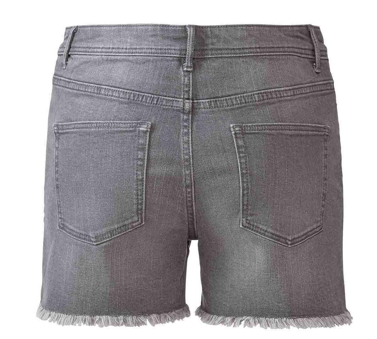 ​

Pantalón vaquero corto con bajos deshilachados para mujer