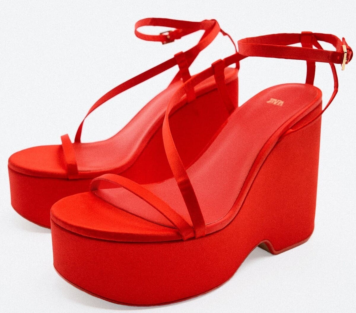 Sandalias de cuña con tiras de satén