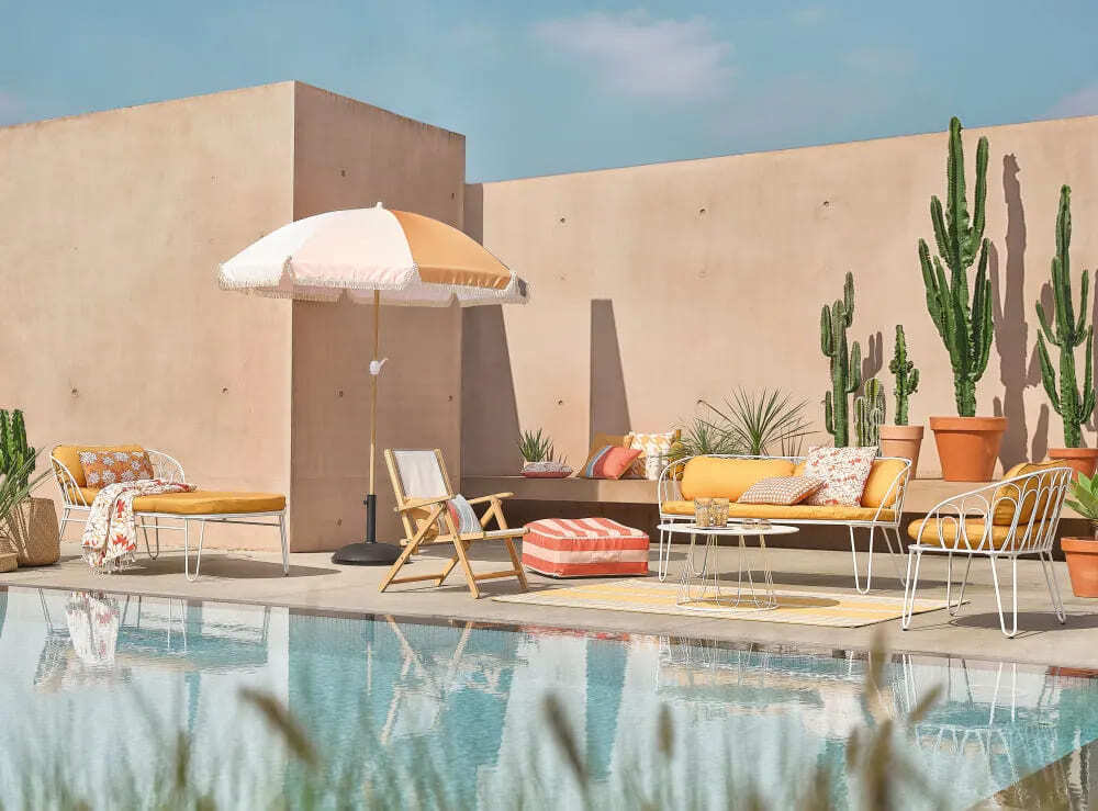 Puf hinchable con estampado de rayas naranja y beige AZURIA