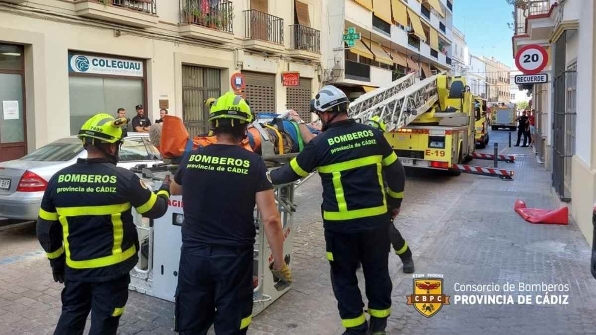 Bomberos en Jerez actuando en el rescate de un obrero en la calle Pedro Alonso