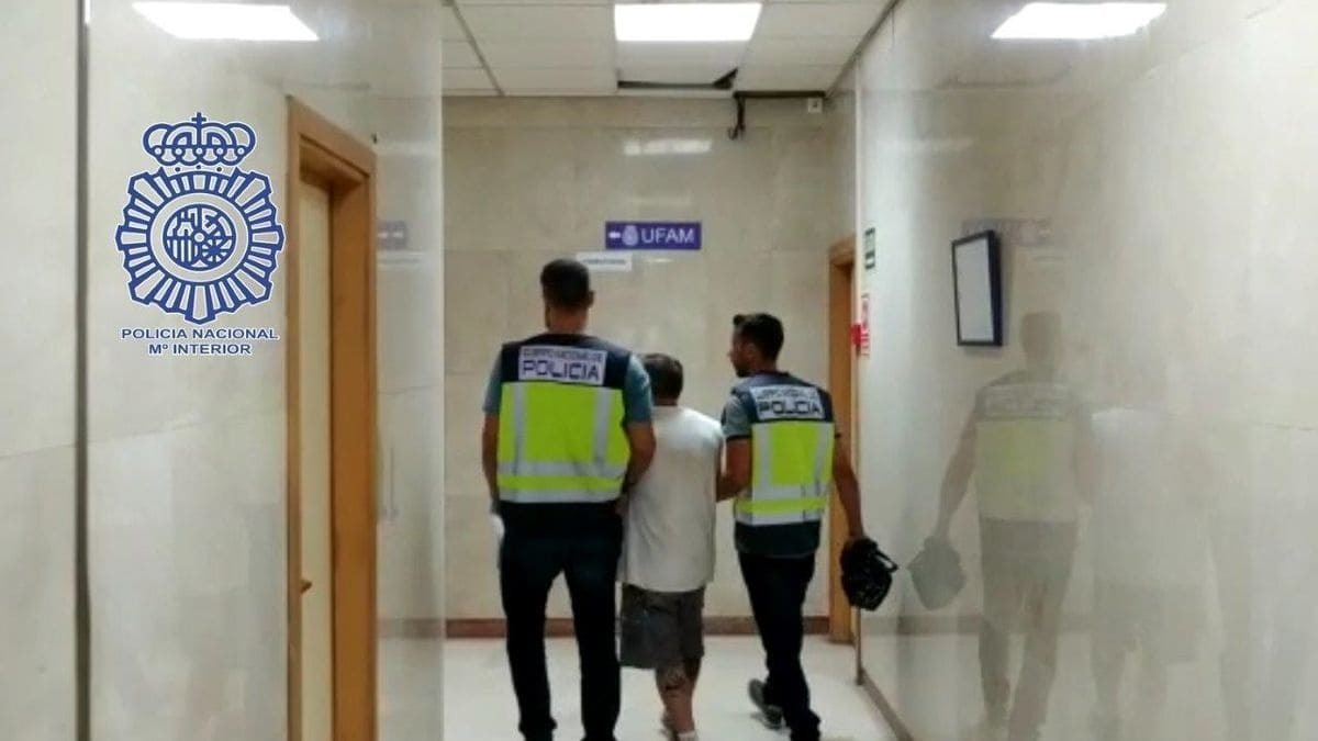 El detenido es trasladado a dependencias policiales
