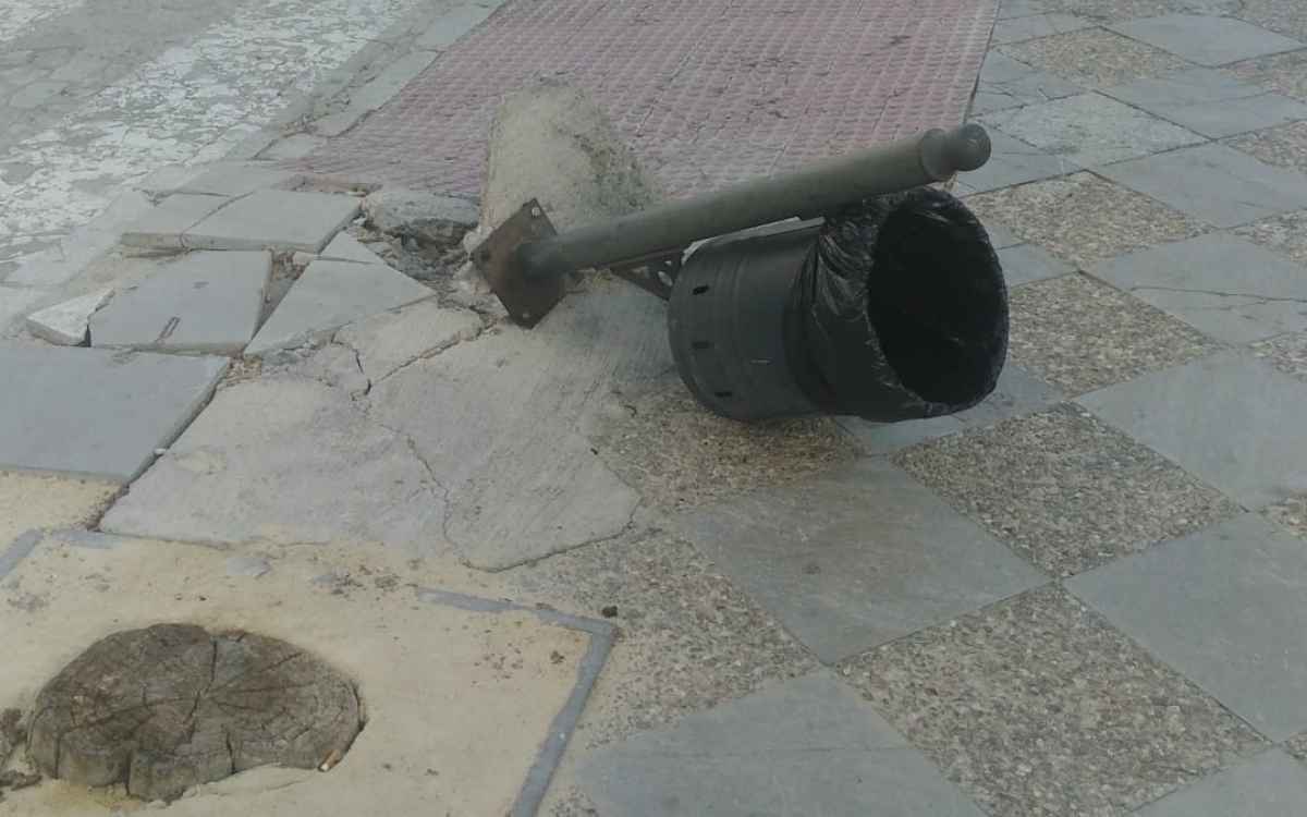 Papelera rota en la Plaza San Lucas