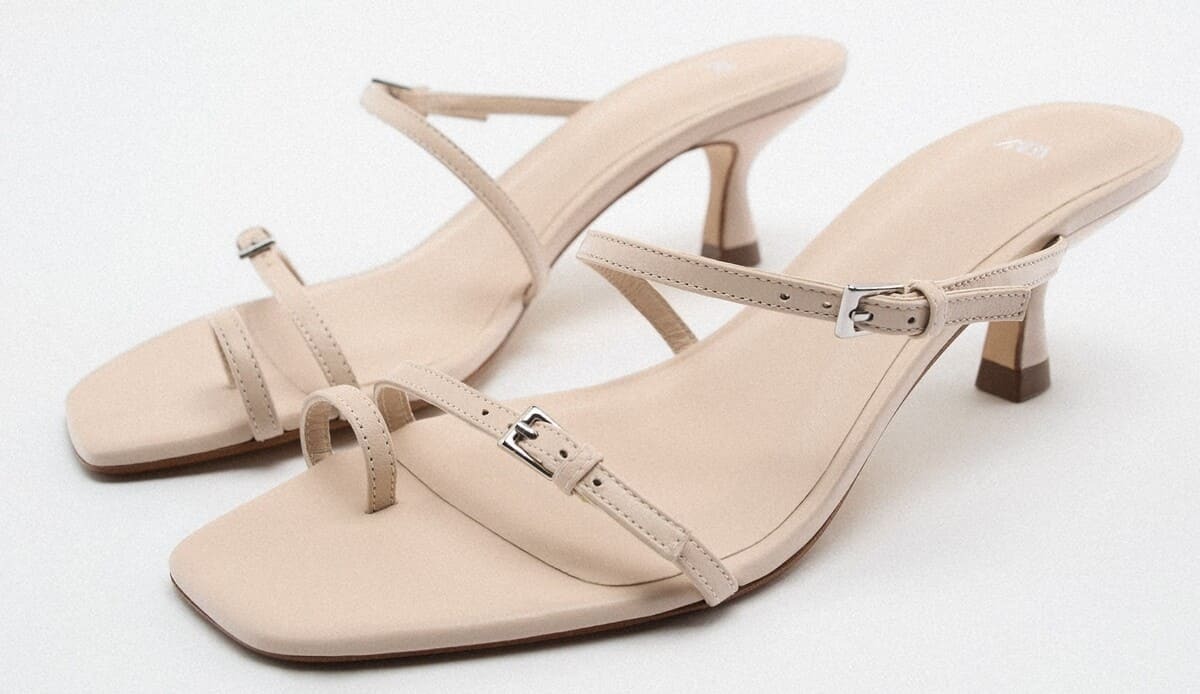 Sandalias nude de tacón medio