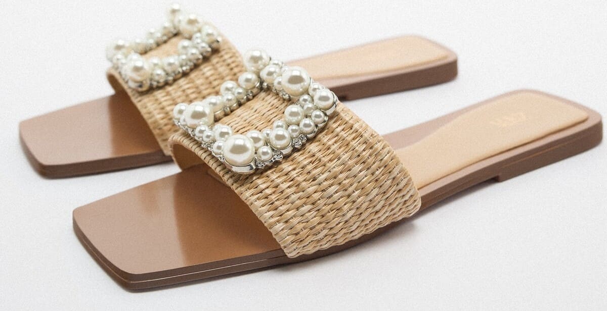 Sandalias planas con abalorios