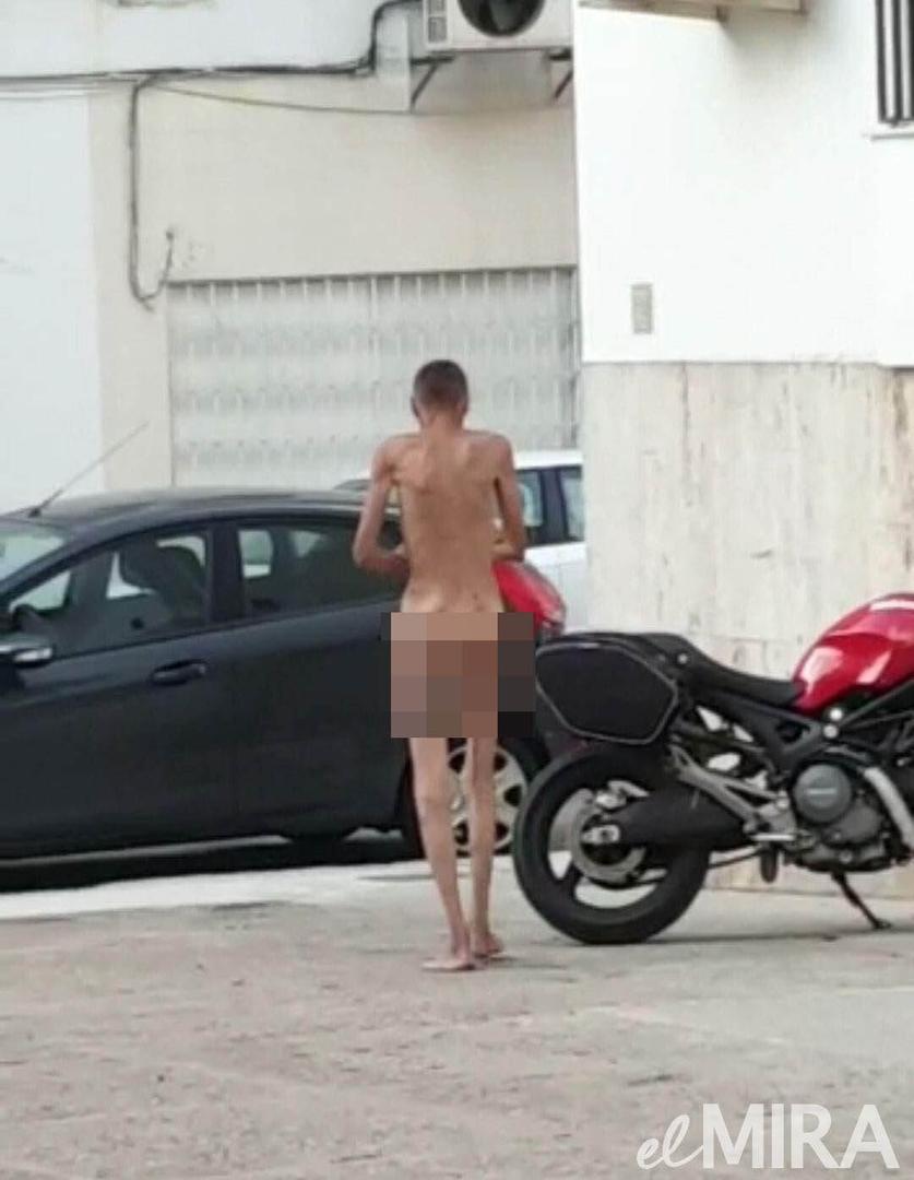 Hombre pasea sin ropa por la barriada Icovesa de Jerez en plena mañana del jueves  