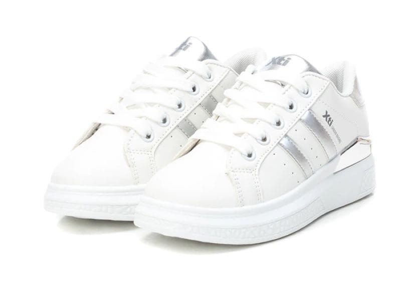Zapatillas deportivas color plata con cierre de cordones Xti