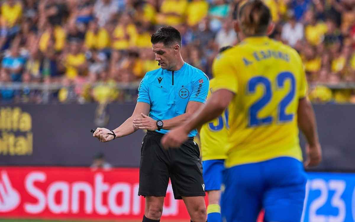 'Pacha' Espino cometió penalti por unas manos dentro del área | Salvador López Medina para El MIRA