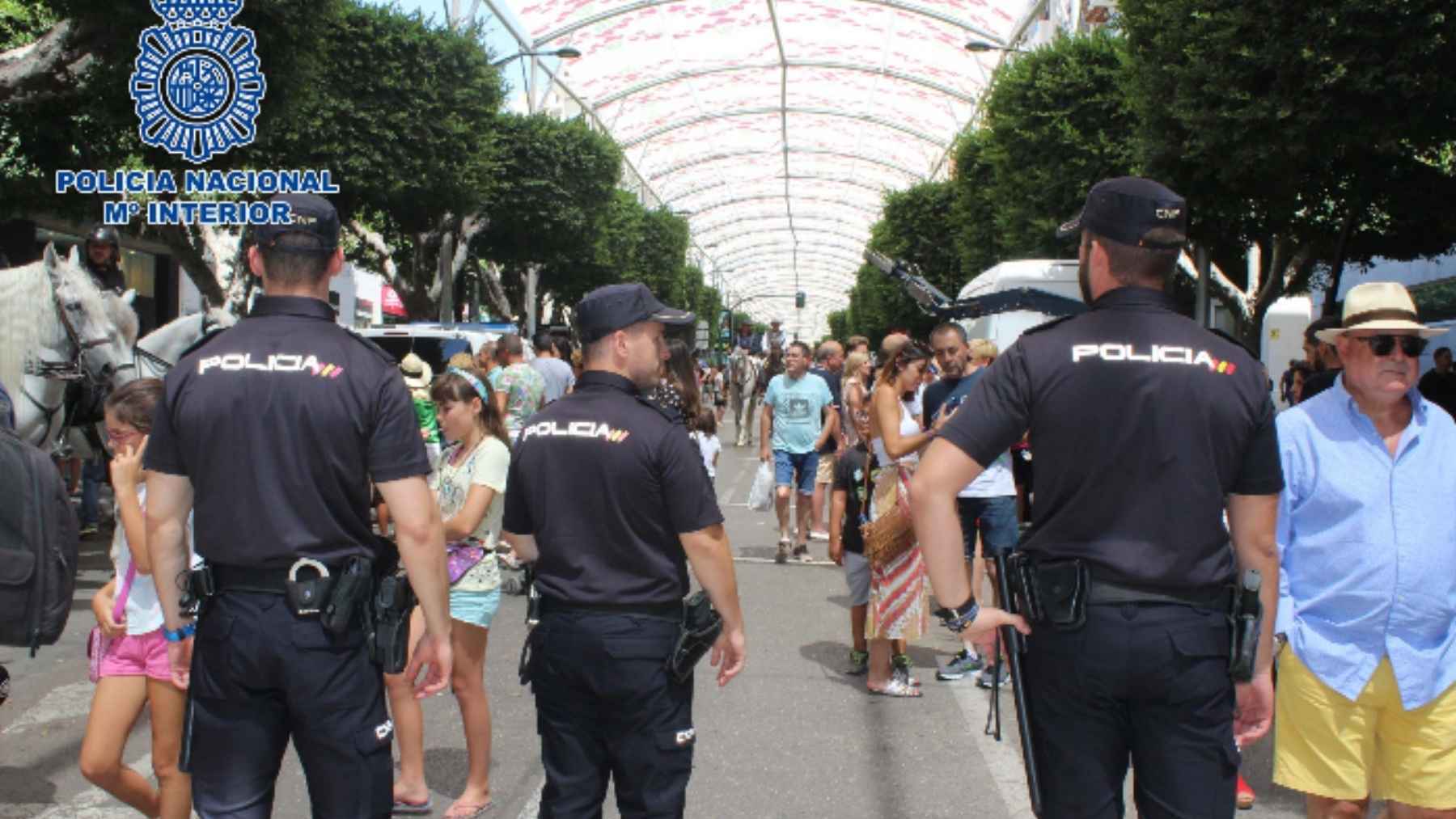 Agentes de la Policía Nacional en la Feria de Almería 2022