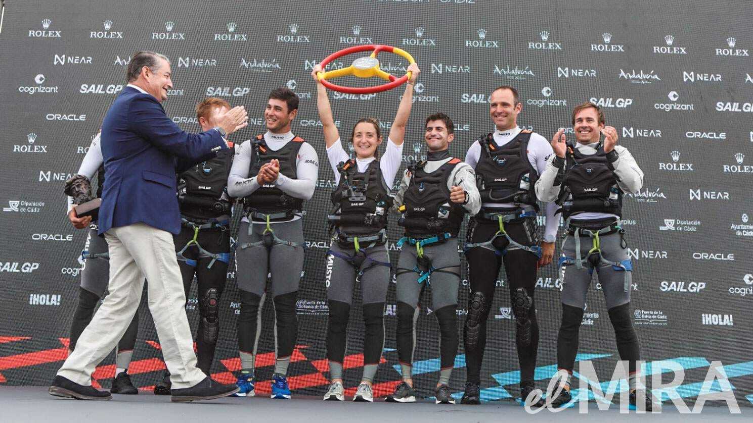 Antonio Sanzentrega el trofeo al equipo ganador de la sexta prueba del Circuito Mundial de SailGP