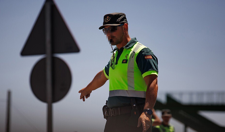 Un agente de la Guardia Civil durante un control en la autovía A-5, en la primera operación salida del verano de 2022, a 1 de julio de 2022, en Madrid (España). El dispositivo desplegado por la Dirección General de Tráfico (DGT) para la primera operación salida del verano arranca hoy y se ampliará hasta la medianoche del domingo 3 de julio. A pesar del elevado aumento del precio de los carburantes respecto al año anterior se prevé 4,5 millones de desplazamientos por carretera para este fin de semana en el conjunto del país.
01 JULIO 2022;OPERACIÓN SALIDA;DESPLAZAMIENTOS;VERANO;2022;TRANSPORTE;VIAJES;VACACIONES;VEHICULOS;ATASCO;COCHES;COMBUSTIBLE;GASOLINA;GUARDIA CIVIL;CONTROL
Alejandro Martínez Vélez / Europa Press
01/7/2022