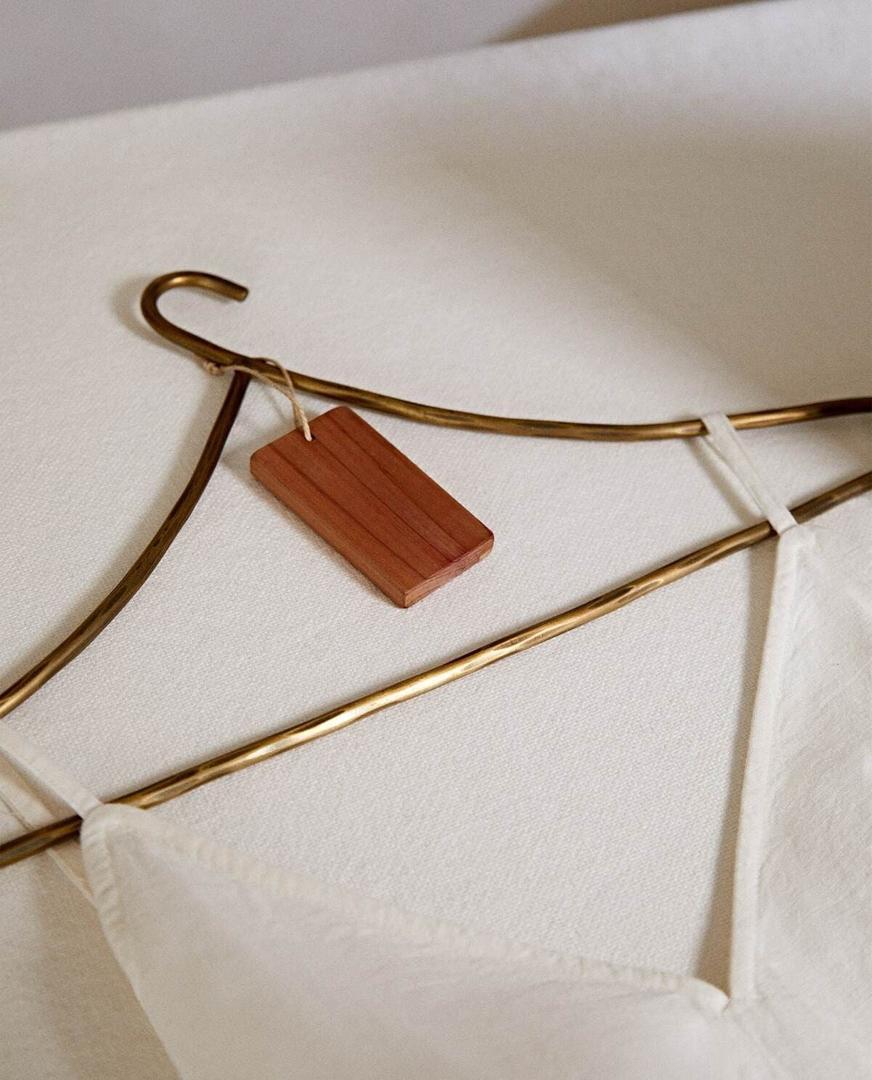 Bloques de cedro para perchas