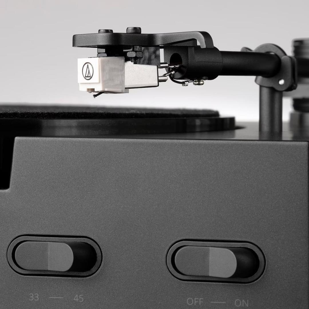 Tocadiscos de la colección OBEGRÄNSAD de Ikea