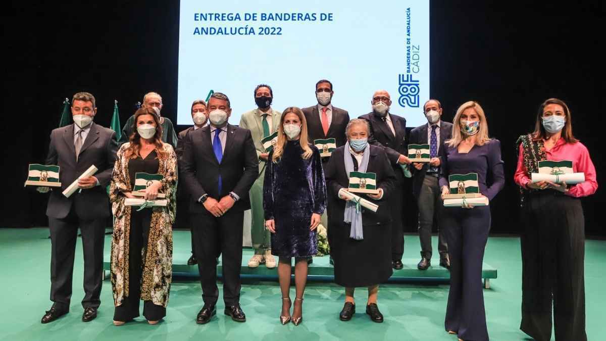 Sor Modesta junto al resto de premiados en las Banderas de Andalucía 2022 en la provincia de Cádiz