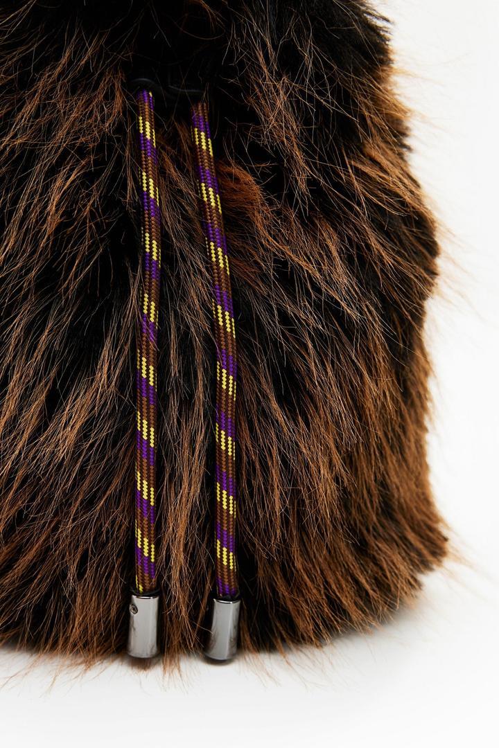 Bolso bandolera de pelo marrón de Desigual