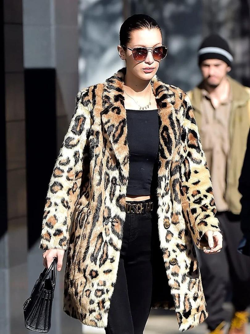 Bella Hadid con abrigo de pelo de leopardo