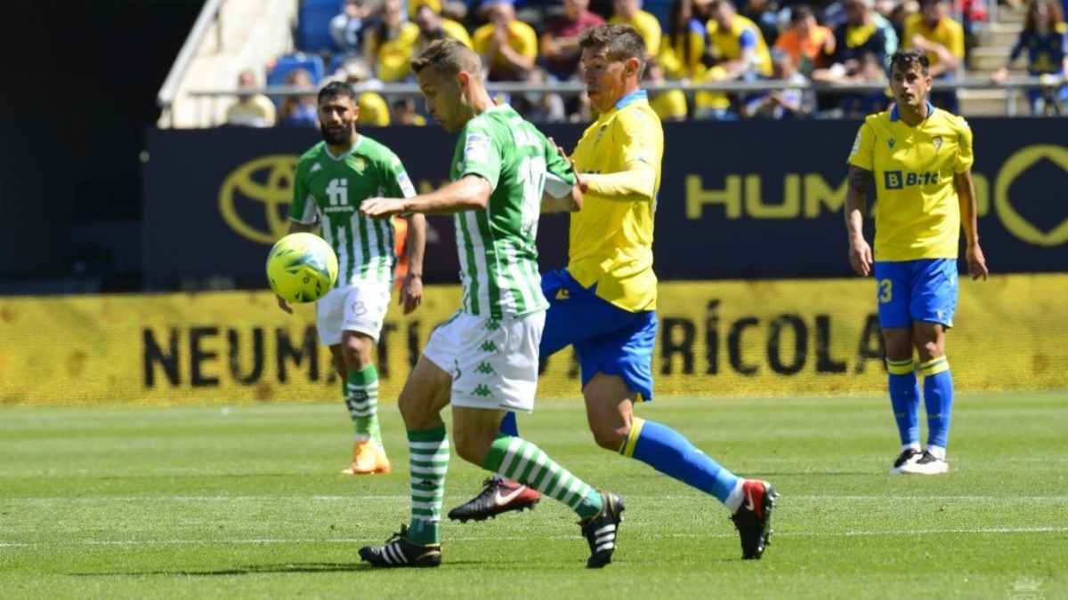 Rubén Alcaraz y Sergio Canales pelean por la posesión en el último Cádiz - Betis | CCF