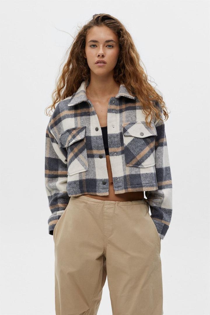 Chaqueta de cuadros marrón y beige de Pull and Bear